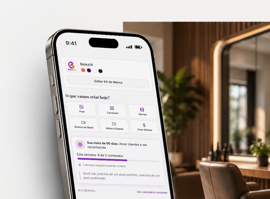 Celular com a tela inicial da BelezIA, com o kit de marca, os formatos de conteúdo e a meta da semana, em um salão de beleza